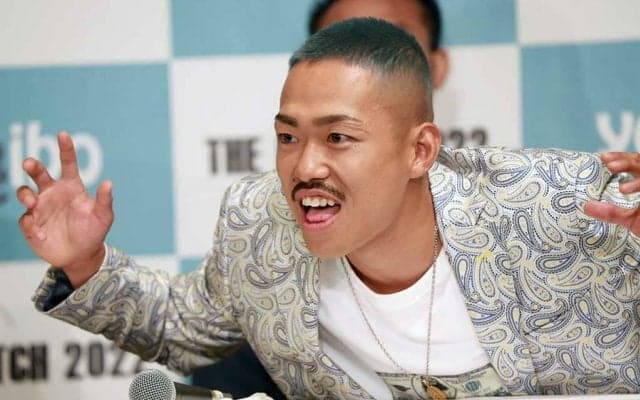 【RIZIN.45】会見“ぶち切れ退出”の芦澤竜誠、覆面姿で計量パス　太田忍とグーパン交わす