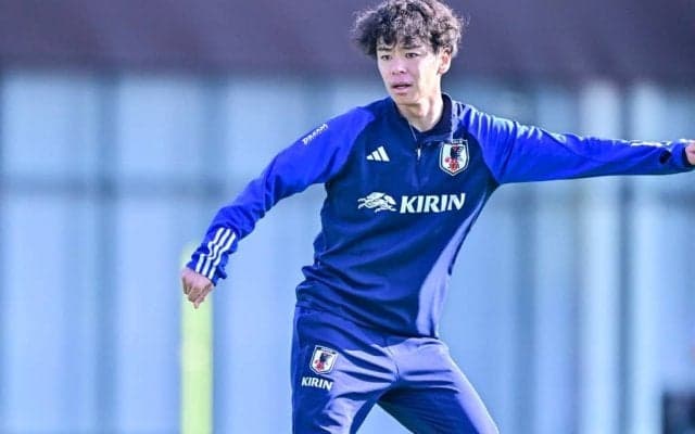 「黒柴！」日本代表活動中のファンタジスタ・伊藤涼太郎のベルギーでの“愛犬との私服散歩ショット”が大反響！「柴犬飼っている人に悪い人はいない」の声！