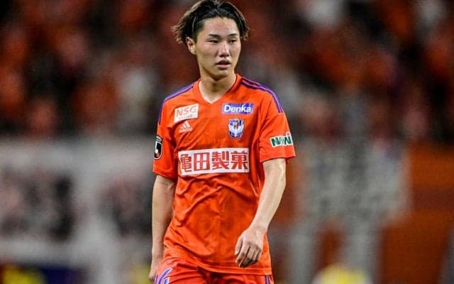 「赤白は新鮮」「似合ってるぜ」オランダ移籍の三戸舜介の初々しい“赤白襟付きストライプ”ユニフォーム披露にファン興奮！「三戸チャンが三戸サンにみえるよ」の声