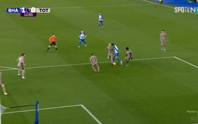 「全部うめぇ」三笘薫不在のチームで“ドリブルキング”が躍動！若きブラジル代表がパーフェクトドリブルで6人がかりの守備をこじ開けた瞬間