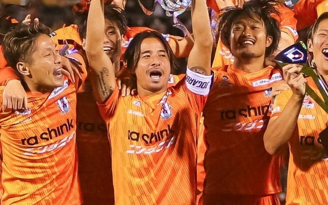 J3優勝＆J2昇格の愛媛、チーム得点王のFW松田力、今季加入のDF山口竜弥と契約更新