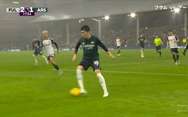 「今のはうまい！」冨安健洋、誰も予想できないノールックパスにスタジアム騒然　ゴールに背を向け意表を突いたプレーでファンを沸かせた瞬間