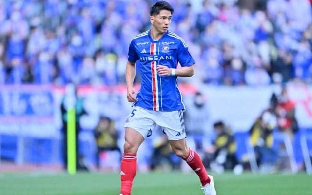 「綺麗な奥様」「美男美女」横浜FMのイケメンDFが昨季結婚したモデル妻らとの家族ショット公開！ ペアルックの服装で並んだ夫婦写真