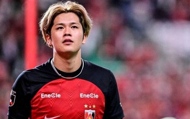 「背番号づくしで素敵な写真」浦和・伊藤敦樹が東京タワーをバックに「新婚妻との手つなぎショット」公開！ 結婚指輪が印象的な夜の一枚
