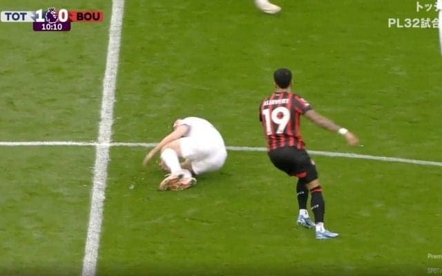 痛恨の“自滅プレー”でスタジアムに悲鳴！「これは痛すぎる」「エグいな…」 ドリブルを潰しに行く→激しく衝突&相手の足に直撃して返り討ちにされる瞬間