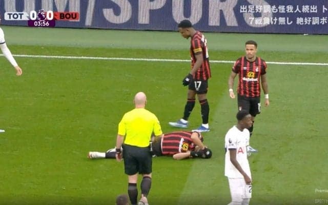 選手がぶっ倒れてスタジアム騒然！「これは痛い」「エグいな…」 味方選手からまさかの強烈エルボーが顔面に直撃する瞬間　一発ノックアウト→主審が試合を止める事態に