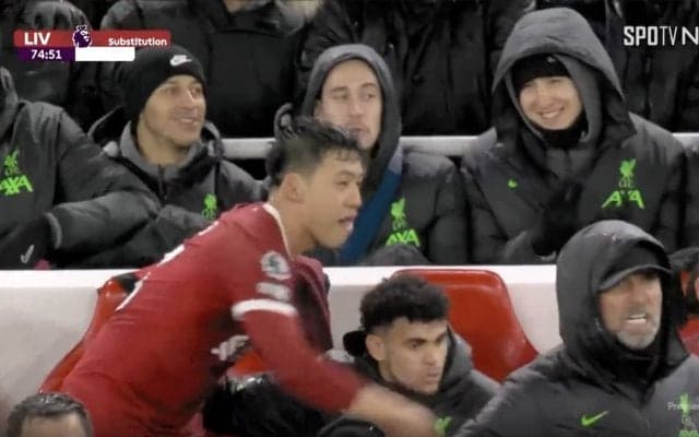 「最高！」「リアクションが好きすぎる」リバプール遠藤航が味方選手たちに愛されすぎている瞬間　試合終盤に交代で下がった時のベンチ外メンバーのほっこりシーン