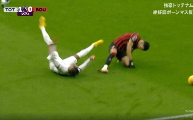 ヤバい膝の曲がり方…「これは痛い」「大丈夫か？」 鬼プレスにブチギレて“強烈タックル”を炸裂した瞬間　相手DFをふっ飛ばしたボーンマスのエースFWの鉄人ぶりがエグすぎる