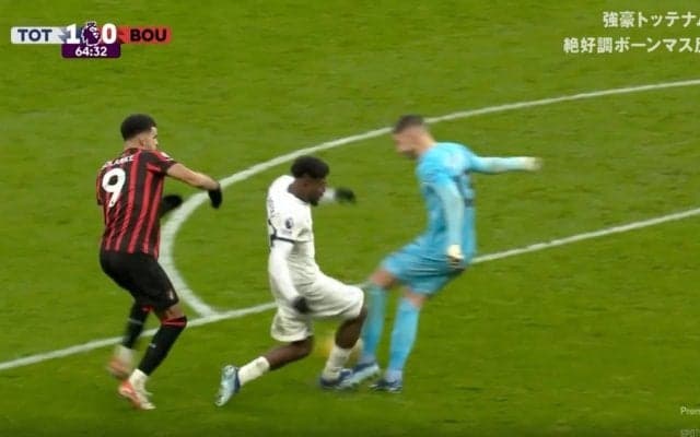 スタジアムに悲鳴！「何してんだよ！」「マジかよ…」 審判がドン引きするレベルの容赦ないハードタックルが炸裂した瞬間　イタリア代表GKがボールと味方選手をクリアした衝撃プレー