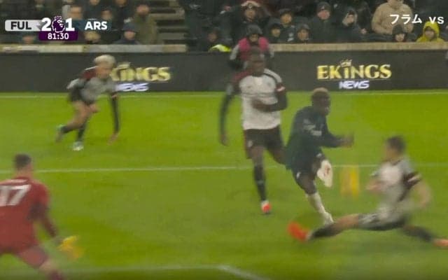 あわや大怪我！プレミアリーグのタックル王がゴール前で強烈過ぎるロケットスライ発射の瞬間「ヒリヒリする」命懸けのディフェンスにファンは大興奮「すげえタックル」