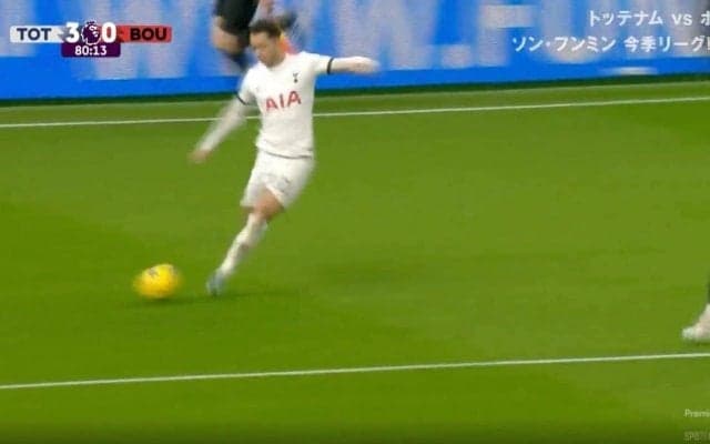 「中、一切見てません！」「速すぎるな…」 相手DF陣を崩壊させた超高速“ノールック”クロスが炸裂した瞬間　美しすぎるパスワーク→相手GKの股の間を通す完璧ゴール