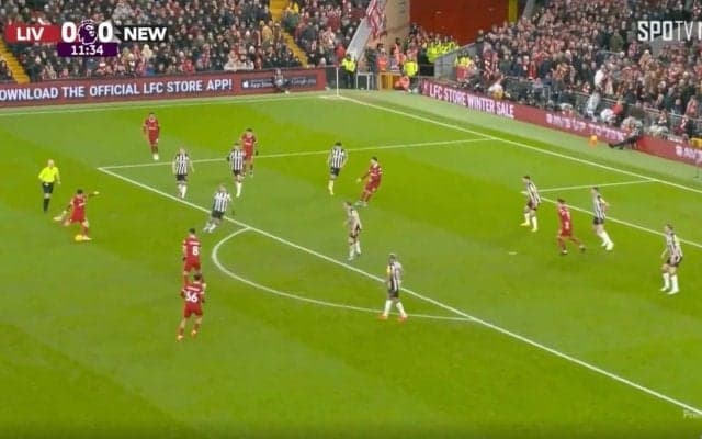 「打つ前のモーションがカッコよすぎる」リバプール遠藤航が右足を振り抜いて豪快ミドルシュートを炸裂した瞬間　鬼の波状攻撃！エリア外から積極的にゴールを狙う