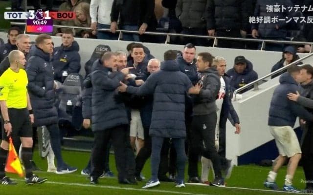 ベンチで場外乱闘が勃発！「日本ではこんなの見たことなかった」 勘違いから一触即発？ 両軍の選手やスタッフが大揉め→イエローカードが乱れ飛ぶ　冷静沈着なポステコグルー監督もブチギレ
