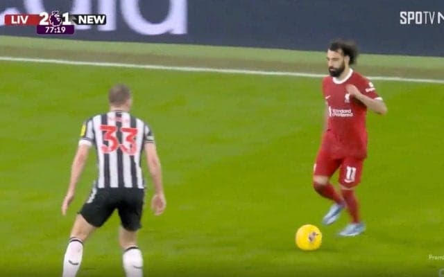 世界中で話題に！「もはや神」「鳥肌立った」相手DFが一歩も動けず… 想像をはるかに超えた“超絶アウトサイドパス”が炸裂した瞬間　リバプールFWサラーのエグすぎるスーパークロス