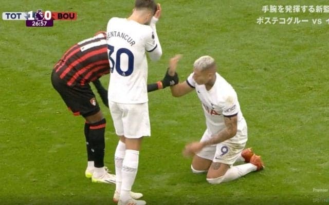 執拗なマークにブチギレ寸前！「怖すぎる」「そろそろヤバいな…」 キックが後頭部に直撃→倒されたブラジルの悪童FWのオーラが危険すぎる