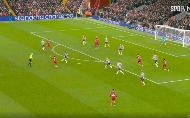 「めっちゃ上手い」「神だな」 リバプール遠藤航が相手DF2人をブチ抜く美しすぎる“超絶パス”を炸裂した瞬間　試合開始わずか20秒でのスーパープレーにスタジアム騒然