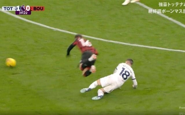 本能的に潰したくなった？「危ねえ！」「怖すぎるだろ…」 アルゼンチン代表の血が騒ぐ“高速タックル”が炸裂した瞬間 ゴール前の危険な位置で体ごとふっ飛ばすハードプレー