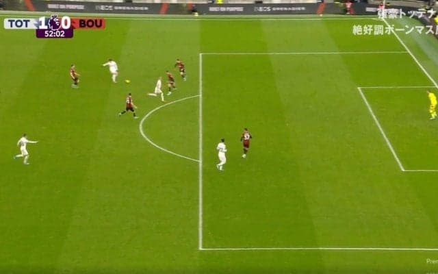 「天才かよ」「レベルが違う」 相手DF陣が騙された美しすぎる“神パス”が炸裂した瞬間　アジアNo.1ストライカーが繰り出した超絶プレー