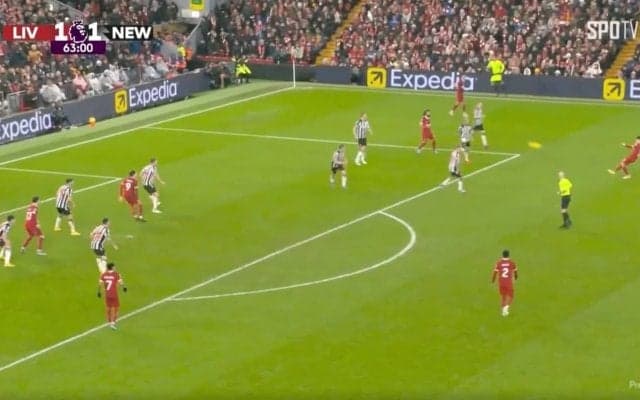 スタジアム騒然！「エグい神パス」「上手すぎる」 リバプール遠藤航が“ノーステップ”ダイレクトクロスを炸裂した瞬間　シュートに繋がるパスを3本放つなど攻撃面でも大活躍