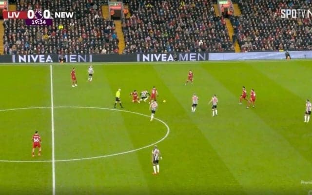 「1対1最強」「完全に潰したな…」リバプール遠藤航が相手の動きを読み切ってハードタックルを炸裂した瞬間　完璧すぎるボール奪取にスタジアムが熱狂