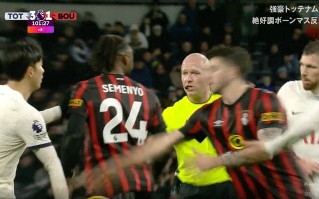 「最悪すぎる…」「ヤバい雰囲気」ベンチで乱闘騒ぎ→容赦ない危険タックルで一触即発！ 倒された相手がブチギレてメンチ切りの瞬間