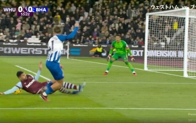 疑惑の判定にサポーターがブチギレ！「ハンドはハンドだろ」「審判の主観じゃね？」「ルールが曖昧」 すべりこんだ体を支えた手にボールが直撃した瞬間