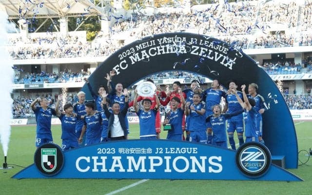 「グッとイメージ変えてきた!」J1を戦う町田が新ユニフォームを発表！青と濃紺のストライプには既視感を覚える人も「ガンバっぽい」「インテル感」