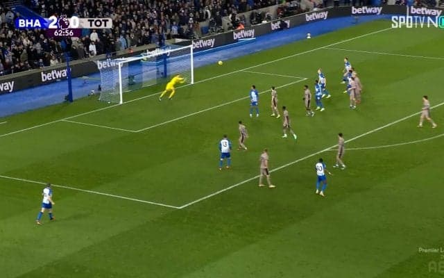 「永久保存版だ」ブライトンDFの弾丸無回転シュート、遠藤航ゴラッソと並んでプレミアリーグ月間最優秀ゴールにノミネート！揺れて落ちた驚愕の一撃に「まじで叫んだ」「最高かよ」