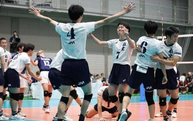 春高バレー　山梨男子・日本航空、１回戦に続き逆転勝利、山崎、鷹野の両エースの強打輝く