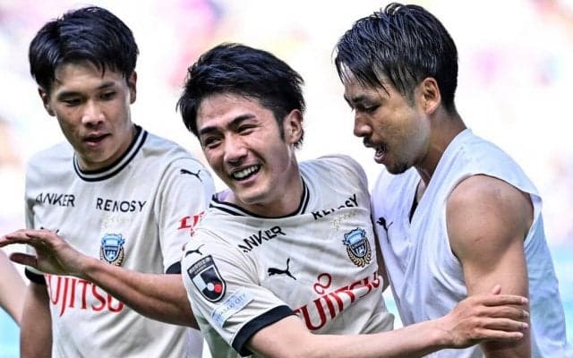 「ガマンしていた涙が止まらなくなった…」川崎FW小林悠が山根視来、登里享平らとの「川崎の絆ショット」公開！ 家長昭博、大島僚太らも参加した笑顔の食事会