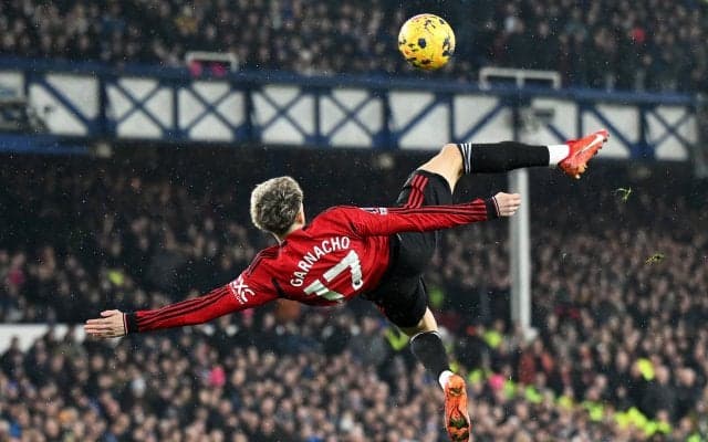 「歴史に残るゴラッソ」「神技」19歳逸材の驚愕オーバーヘッド弾が再脚光！ルーニーのバイシクル→クリロナのゴールパフォに「何回も見ちゃう」【プレミアリーグ前半戦BESTゴール】