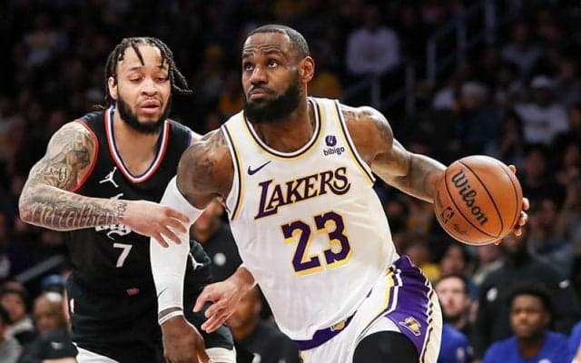 クリッパーズとの“LA対決”を制したレイカーズが新年初白星…レブロンが強烈ダンクをお見舞い