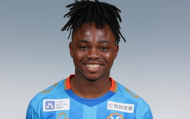 YS横浜が在籍4年のナイジェリア人FWオニエ・オゴチュクウ・プロミスと契約更新