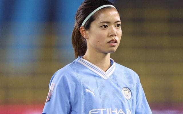 「笑顔が眩しい！」「めっちゃ可愛い」花束を手に長谷川唯が登場！シティから成人の日へ向けた祝辞到着「あなたの夢を応援しています！」