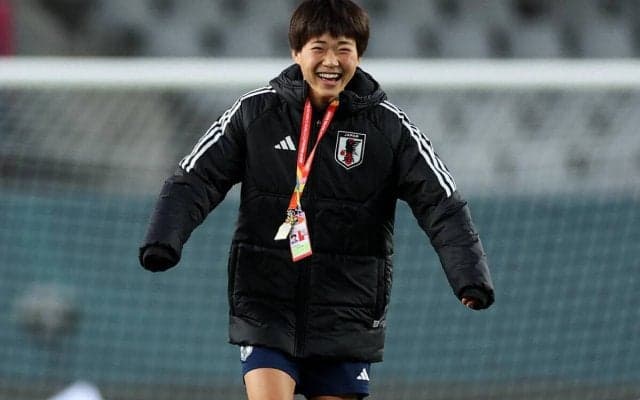 「最も純粋な笑顔」チェルシー浜野まいかのオフショットが大反響、キャンプ地での交流姿に「2人の子どもが遊んでいる笑」