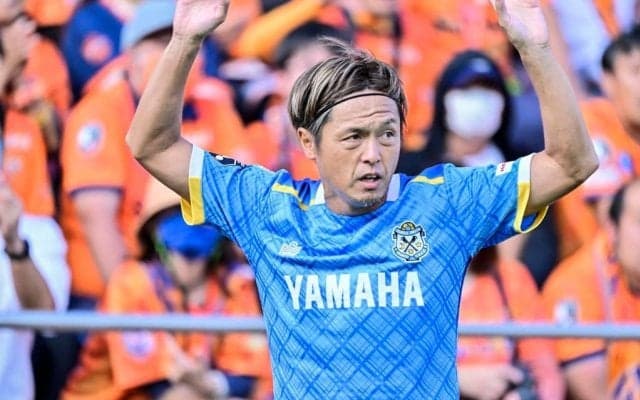 「最後のフリューゲルス戦士」遠藤保仁の懐かしいプレー写真に感謝の言葉が届く！「“延命”させてくれてありがとう！」「フリューゲルスサポの誇り」の声