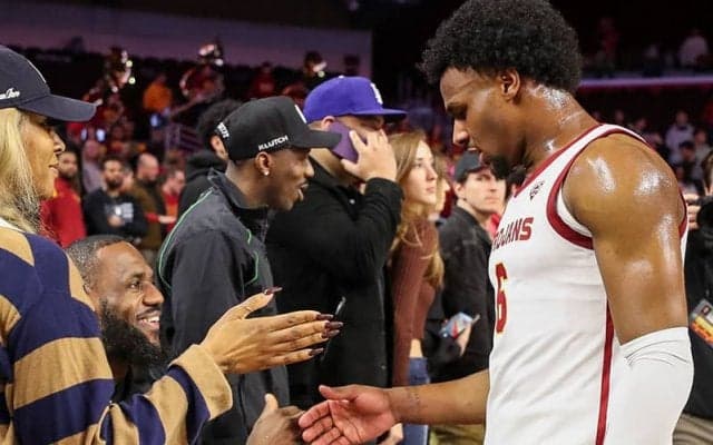 調子の上がらないチームにキングがチクり…「ブロニーは今すぐレイカーズでプレーできる」