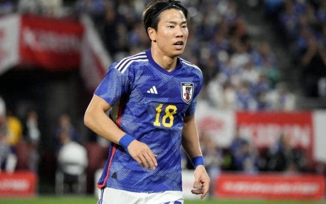 「筋肉えっぐいな」「やばい」浅野拓磨の鍛え上げた右足に驚きの声！間近で見た菅原由勢も思わず「すごい！見て！」