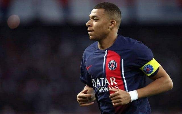 「レジェンド」「相変わらずかっこいい」ムバッペも走って挨拶！PSGを訪れたクラブOBにファンも歓喜「在籍していたのは半年だけなのに」