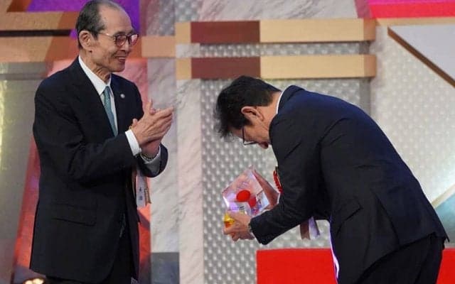 ビッグスポーツ賞に侍J…栗山前監督に王氏からトロフィー「WBC決勝より緊張した」