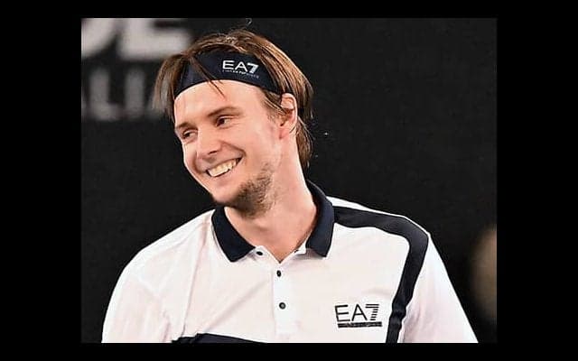 意表突くサーブから大胆プレー