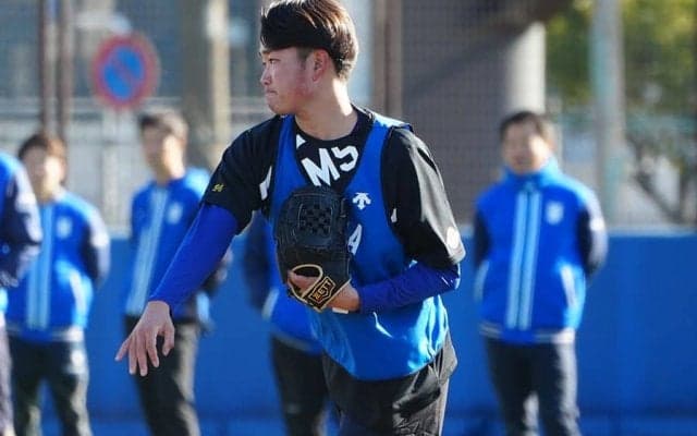 新品なのに「グラブ壊れたっす」　同僚も驚愕…“逸材”DeNAドラ5の剛球は「えぐい」