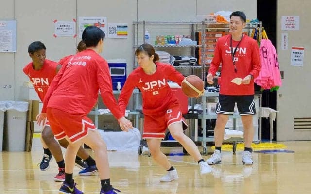 “復帰のベテラン”と“高校生シューター”を恩塚HCが招集したワケ　パリ五輪目指すバスケ女子日本代表の現在地