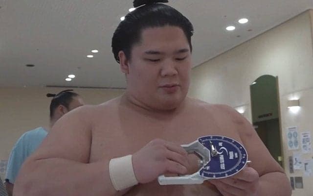 宇良、驚異の握力数値に豊昇龍が呆然 「残念です。弱なってますね…」直後の仕切り直しでさらに衝撃の数値も