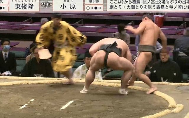 力士がショルダータックルで相手を吹っ飛ばす衝撃シーン「すげえ、さいご肩で押した」「飛んでる」館内騒然