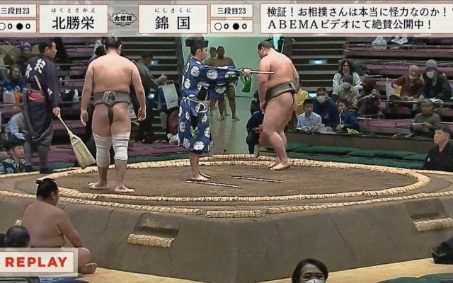 力士が戦う前に足を引きずり自ら土俵の外へ…「これは珍しい」視聴者から心配する声