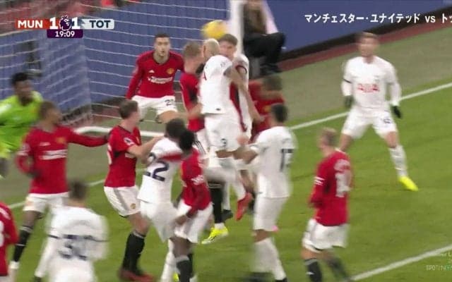 敵も味方も関係ねぇ！ブラジルの悪童が全員押し退けてエゴい豪快ヘッド弾！総勢10人超の超密集地帯で決めた強引過ぎる一撃に「リシャ覚醒！」「どうしてこんなに決まるの」