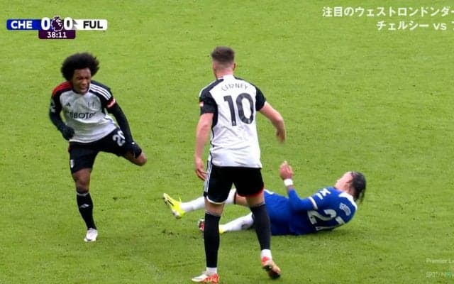 「退場やろ」「VAR寝てるのか」危険すぎる“足首踏みつけ”に批判殺到！元ブラジル代表FWが古巣チェルシー戦で悶絶する瞬間「内出血すごい」