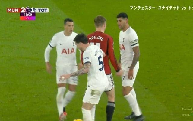 「なんで俺だけ！？」あわや喧嘩勃発！肩をぶつけ合ってフェイスオフのバチバチシーンで一人だけイエローカードのモヤモヤ判定　憤る20歳の新星にファンは「何やってんの」「悪くなくて草」