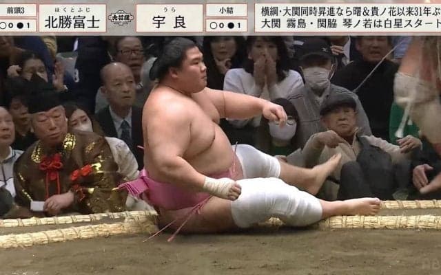 負け方にも華がある！業師・宇良、キレッキレの空中一回転でアクロバティックに魅せ「宇良ちゃん飛ぶねー」「ほんま面白い力士」